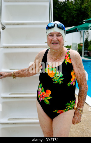 Eine Seniorin Frau in einem Badeanzug schwimmen GAP und Schutzbrille erfreut sich ein gesundes Lebensstils und bleibt jugendlich durch Schwimmen. Stockfoto