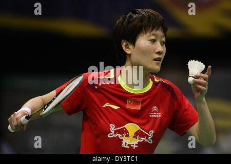 Neu-Delhi, Indien. 5. April 2014. Liu Xin China dient während der Frauen Singles Halbfinale gegen ihre Teamkollegin Li Xuerui bei geöffnetem Badminton 2014 Indien in New Delhi, Indien, 5. April 2014. Liu Xin verloren 0-2. © Zheng Huansong/Xinhua/Alamy Live-Nachrichten Stockfoto