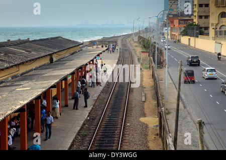 Bambalapitiya Bahnhof mit Pendler warten auf Zug auf dem Weg zur Arbeit in Colombo, Sri Lanka Stockfoto