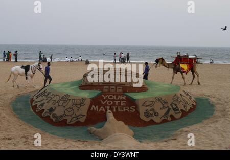 Puri, Indien. 5. April 2014. Wahlkampf sand Skulptur vom Sand Künstler gesehen Sudarshan Pattnaik vor den Parlamentswahlen ab nächster Woche in Puri, Indien, 5. April 2014 geschaffen. © Stringer/Xinhua/Alamy Live-Nachrichten Stockfoto