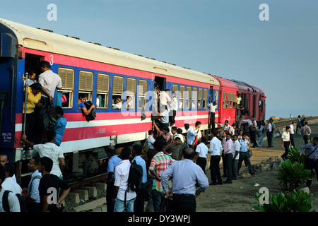 Zug am Bahnhof von Bambalapitiya mit Pendler auf dem Weg zur Arbeit in Colombo, Sri Lanka Stockfoto