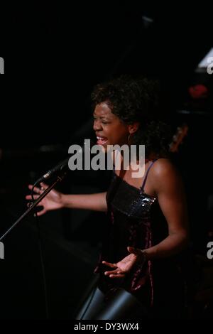 Frankfurt am Main, Deutschland. 5. April 2014. Lisa Doby singt in das internationale Theater in Frankfurt am Main, Deutschland, am 5. April 2014. Lisa Doby präsentiert ein Konzert des Jazz, Blues und Soul am Samstagabend in Frankfurt am Main, Erfassung Publikum nicht nur mit ihrer stimmlichen Fähigkeiten, sondern auch mit ihrer authentischen Bühnenpräsenz und ihre Texte, die von Liebe, Freiheit und Spiritualität erzählen. Bildnachweis: Luo Huanhuan/Xinhua/Alamy Live-Nachrichten Stockfoto