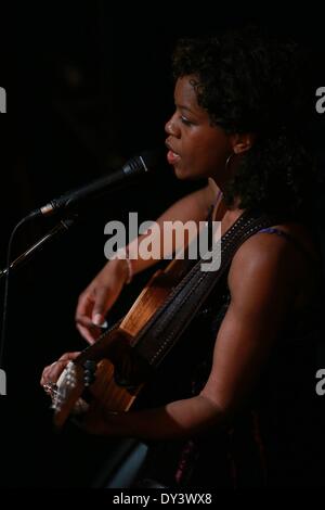 Frankfurt am Main, Deutschland. 5. April 2014. Lisa Doby singt in das internationale Theater in Frankfurt am Main, Deutschland, am 5. April 2014. Lisa Doby präsentiert ein Konzert des Jazz, Blues und Soul am Samstagabend in Frankfurt am Main, Erfassung Publikum nicht nur mit ihrer stimmlichen Fähigkeiten, sondern auch mit ihrer authentischen Bühnenpräsenz und ihre Texte, die von Liebe, Freiheit und Spiritualität erzählen. Bildnachweis: Luo Huanhuan/Xinhua/Alamy Live-Nachrichten Stockfoto