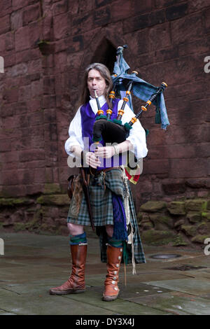 Ian McFadden (MR), ein schottischer Dudelsackspieler, ein Mitglied der Tribe-Gruppe von Darstellern und Re-enactors bei der schottischen Heimkehr-Veranstaltung in Arboath Abbey am schottischen Tartan-Tag, April 2014. Eine Attraktion, die von der schottischen Regierung finanziert wird, um im Jahr der Unabhängigkeitsabstimmung den Tourismus anzuziehen. Der Tartantag erinnert an die Unterzeichnung der Erklärung von Arbroath am 6th. April 1320. Stockfoto