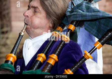 Ian McFadden (MR), ein schottischer Dudelsackspieler, ein Mitglied der Tribe-Gruppe von Darstellern und Re-enactors bei der schottischen Heimkehr-Veranstaltung in Arboath Abbey am schottischen Tartan-Tag, April 2014. Eine Attraktion, die von der schottischen Regierung finanziert wird, um im Jahr der Unabhängigkeitsabstimmung den Tourismus anzuziehen. Der Tartantag erinnert an die Unterzeichnung der Erklärung von Arbroath am 6th. April 1320. Stockfoto