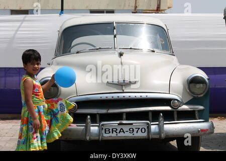 Bankpore, Patna, Bihar, Indien, 6. April 2014. Patna erlebt das 3. Jahrgang & Classic Car Event im Bankpore Club. Es war ein Vergnügen zu beobachten, die Vintage & Classic Veranstaltung Rollen auf der Straße und man bekam Einblick in vergangener Jahre. Die Autos waren auf Anzeige von 1919 bis 1960 hergestellt wurde. Bildnachweis: Rupa Ghosh/Alamy Live-Nachrichten. Stockfoto