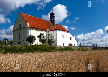 Kleine Kirche in der Nähe von Friedhof und Dorf Rabi Stockfoto