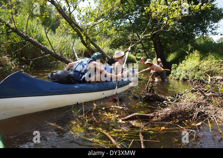 Menschen am kleinen Fluss Bootfahren und Spaß Stockfoto
