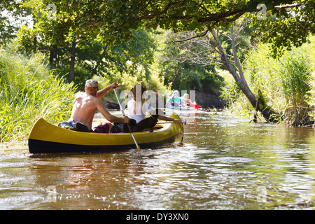 Menschen am kleinen Fluss Bootfahren und Spaß Stockfoto