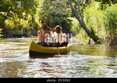 Menschen am kleinen Fluss Bootfahren und Spaß Stockfoto