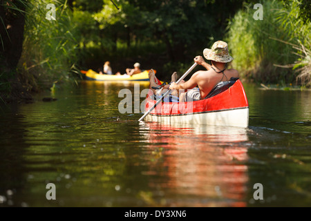 Menschen am kleinen Fluss Bootfahren und Spaß Stockfoto
