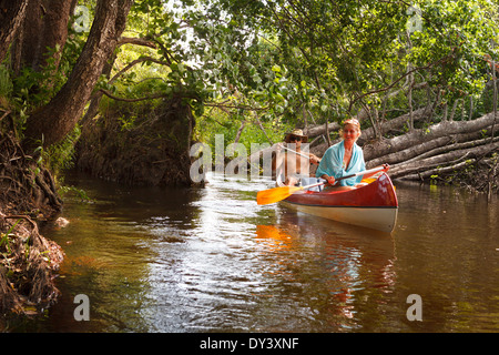 Menschen am kleinen Fluss Bootfahren und Spaß Stockfoto