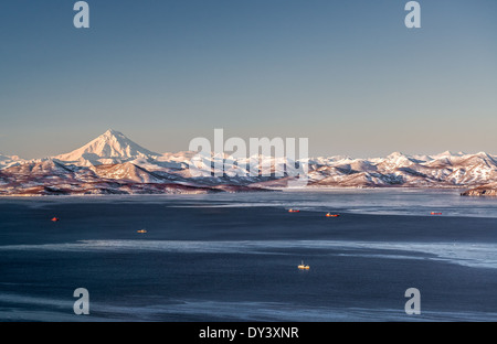 Wunderschöne Aussicht auf Vilyuchinsky Vulkan, Krasheninnikova Bay, Awatscha-Bucht bei Sonnenaufgang. Stockfoto