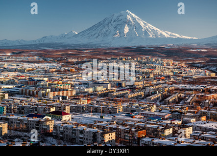 Petropawlowsk-Kamtschatski Stadtbild und Koryaksky Vulkan Stockfoto