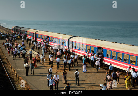 Zug am Bahnhof von Bambalapitiya mit Pendler auf dem Weg zur Arbeit in Colombo, Sri Lanka Stockfoto