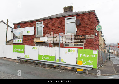 Renovierung von terrassenförmig angelegten Wohnungen im Woodnook Bereich der Accrington, Lancashire England Stockfoto