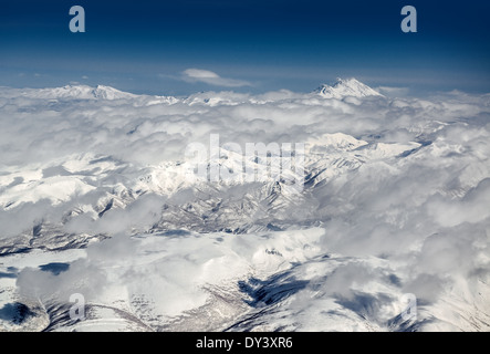Wolkengebilde über Vulkanen Koryaksky und Avachinskaya Stockfoto