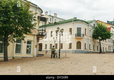 Arbeiter bereiten Landschaft auf Straßen der Stadt. Stockfoto