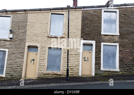 Renovierung von terrassenförmig angelegten Wohnungen im Woodnook Bereich der Accrington, Lancashire England Stockfoto