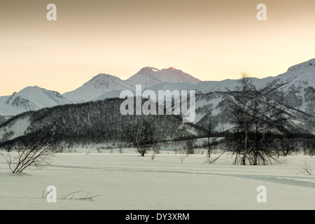 Blick auf Nalychevo Naturpark und Zhupanovsky Vulkan Stockfoto