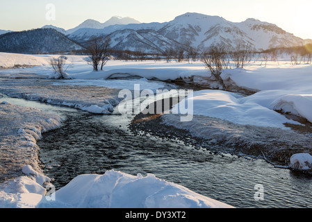 Blick auf Nalychevo Naturpark und Zhupanovsky Vulkan bei Sonnenaufgang Stockfoto