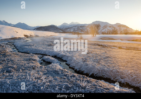 Blick auf Nalychevo Naturpark und Zhupanovsky Vulkan bei Sonnenaufgang Stockfoto