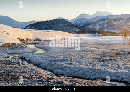 Blick auf Nalychevo Naturpark und Zhupanovsky Vulkan bei Sonnenaufgang Stockfoto