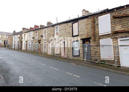 Renovierung von terrassenförmig angelegten Wohnungen im Woodnook Bereich der Accrington, Lancashire England Stockfoto