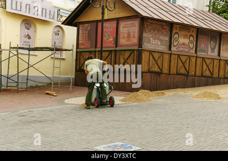 Arbeiter bereiten Landschaft auf Straßen der Stadt. Stockfoto