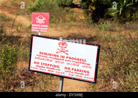 Landmine Gefahr Warnzeichen, der Minenräumung im Gange in ehemaligen Krieg zerrissenen Jaffna, Sri Lanka Stockfoto