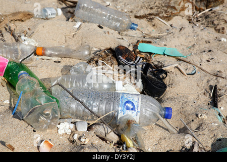 Kunststoff-Flaschen, Schuh Glaskolben und anderen Müll angespült mit Gezeiten am Sandstrand Stockfoto