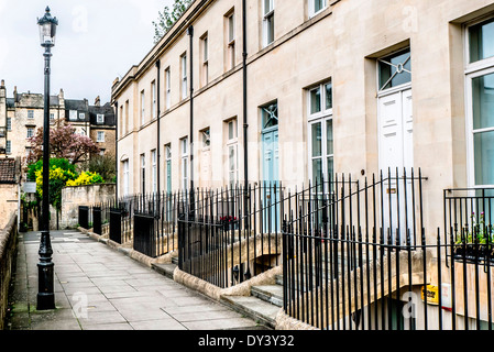 Blick auf traditionelle georgische Architektur auf St Andrews Terrasse in der schönen Stadt Bath in Somerset, England, UK. Stockfoto