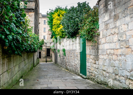 Sehen Sie unten eine ruhige Gasse aus St Andrews Terrasse in die wunderschöne georgianische Stadt Bath in Somerset, England, UK. Stockfoto