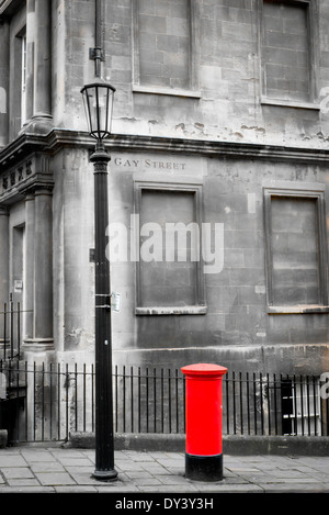 Blick auf eine traditionelle Laternenpfahl und Briefkasten in der schönen Stadt Bath in Somerset, England, UK. Stockfoto