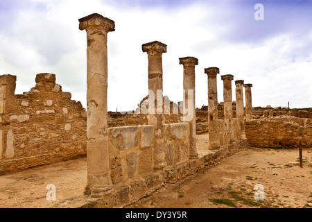 Griechische Säulen an der archäologischen hellenistischen und römischen Site bei Kato Paphos in Zypern. Stockfoto