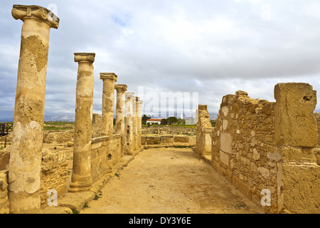 Griechische Säulen an der archäologischen hellenistischen und römischen Site bei Kato Paphos in Zypern. Stockfoto