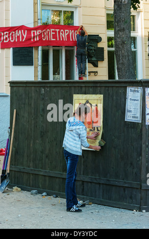 Arbeiter bereiten Landschaft auf Straßen der Stadt. Stockfoto