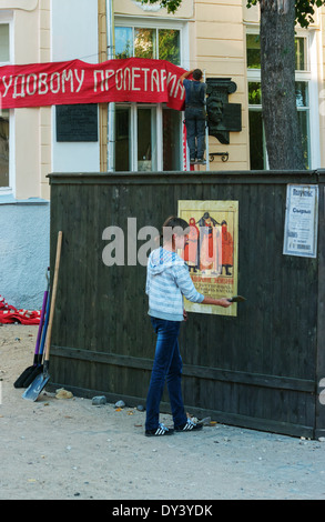 Arbeiter bereiten Landschaft auf Straßen der Stadt. Stockfoto