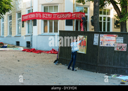 Arbeiter bereiten Landschaft auf Straßen der Stadt. Stockfoto