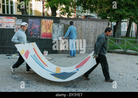 Arbeiter bereiten Landschaft auf Straßen der Stadt. Stockfoto