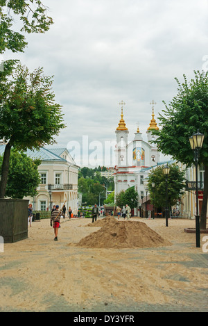 Arbeiter bereiten Landschaft auf Straßen der Stadt. Stockfoto