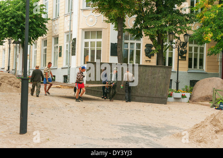 Arbeiter bereiten Landschaft auf Straßen der Stadt. Stockfoto