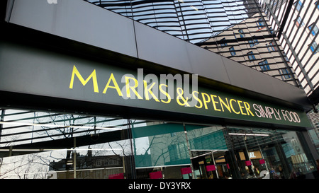 Marks & Spencer Shop anmelden mehr London, UK KATHY DEWITT Stockfoto