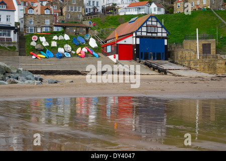 Bunte kleine Boote, die von der marine Rettungsstation im Dorf von Runswick Bay North Yorkshire England gespeichert Stockfoto