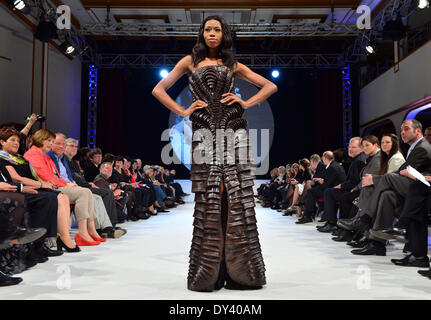 Apolda, Deutschland. 5. April 2014. Ein Modell stellt eine Gestaltung der die deutsche Designerin Pia Fischer von der Burg Giebichenstein Hochschule Halle während des Mode-Wettbewerbs "Apolda European Design Award" in Apolda, Deutschland, 5. April 2014. Sechzehn europäische Hochschulen sandten ihre besten Absolventen, die Auszeichnung zu gewinnen, inklusive Preisgeld von 30 000 EUR. Foto: Martin Schutt/Dpa/Alamy Live News Stockfoto
