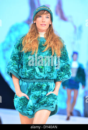 Apolda, Deutschland. 5. April 2014. Ein Modell stellt eine Gestaltung der österreichischen Designer Markus Binder und Emil Maria Beindl der Universität für angewandte Kunst Wien während des Mode-Wettbewerbs "Apolda European Design Award" in Apolda, Deutschland, 5. April 2014. Sechzehn europäische Hochschulen sandten ihre besten Absolventen, die Auszeichnung zu gewinnen, inklusive Preisgeld von 30 000 EUR. Foto: Martin Schutt/Dpa/Alamy Live News Stockfoto