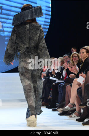 Apolda, Deutschland. 5. April 2014. Ein Modell stellt eine Gestaltung des deutschen Designers Inna Stein und der Schweizer Designerin Caroline Rohner von der Kunsthochschule Berlin-Weißensee während des Mode-Wettbewerbs "Apolda European Design Award" in Apolda, Deutschland, 5. April 2014. Sechzehn europäische Hochschulen sandten ihre besten Absolventen, die Auszeichnung zu gewinnen, inklusive Preisgeld von 30 000 EUR. Foto: Martin Schutt/Dpa/Alamy Live News Stockfoto
