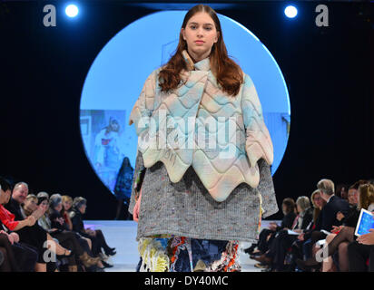 Apolda, Deutschland. 5. April 2014. Ein Modell stellt eine Gestaltung der die deutsche Designerin Damaris Moos der Hochschule Pforzheim während des Mode-Wettbewerbs "Apolda European Design Award" in Apolda, Deutschland, 5. April 2014. Sechzehn europäische Hochschulen sandten ihre besten Absolventen, die Auszeichnung zu gewinnen, inklusive Preisgeld von 30 000 EUR. Foto: Martin Schutt/Dpa/Alamy Live News Stockfoto