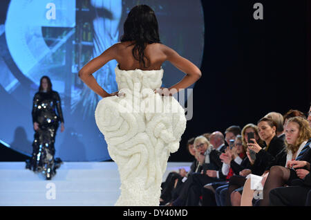 Apolda, Deutschland. 5. April 2014. Ein Modell stellt eine Gestaltung der die deutsche Designerin Pia Fischer von der Kunsthochschule Burg Giebichstein Halle während des Mode-Wettbewerbs "Apolda European Design Award" in Apolda, Deutschland, 5. April 2014. Sechzehn europäische Hochschulen sandten ihre besten Absolventen, die Auszeichnung zu gewinnen, inklusive Preisgeld von 30 000 EUR. Foto: Martin Schutt/Dpa/Alamy Live News Stockfoto
