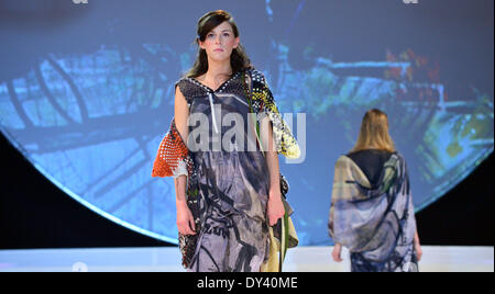 Apolda, Deutschland. 5. April 2014. Ein Modell stellt eine Gestaltung des deutschen Designers Frederike Mueller an der Kunsthochschule Berlin-Weißensee während des Mode-Wettbewerbs "Apolda European Design Award" in Apolda, Deutschland, 5. April 2014. Sechzehn europäische Hochschulen sandten ihre besten Absolventen, die Auszeichnung zu gewinnen, inklusive Preisgeld von 30 000 EUR. Foto: Martin Schutt/Dpa/Alamy Live News Stockfoto